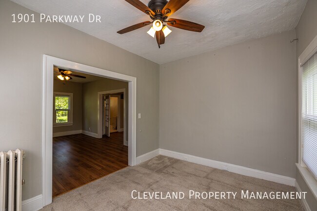 Building Photo - Updated Cleveland Hts. Colonial