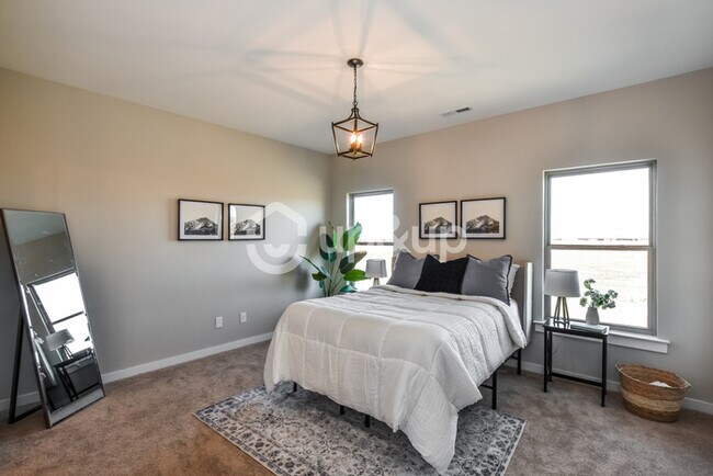Building Photo - Fantastic 4bd/2ba home! Let yourself in!