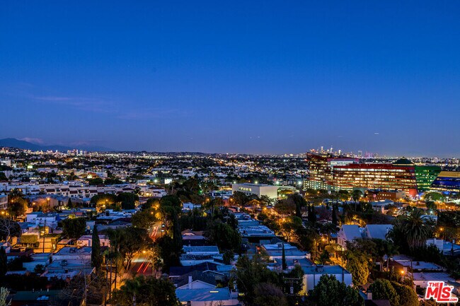 Building Photo - 838 N Doheny Dr