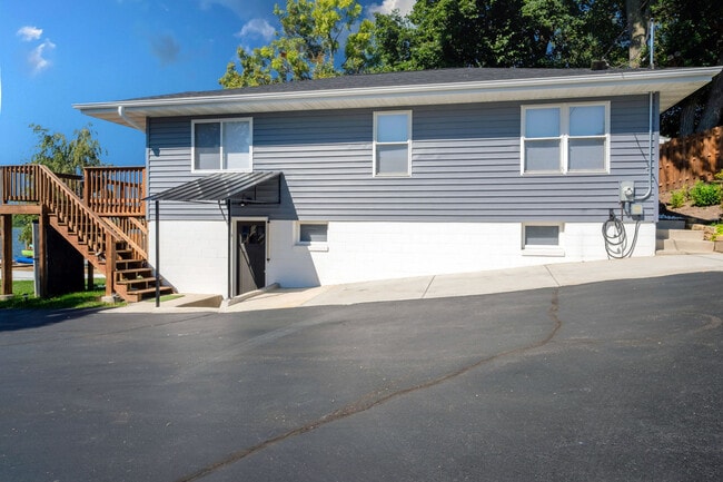 Building Photo - 525 Circle Dr