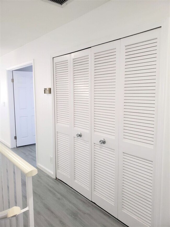 Building Photo - LB2506