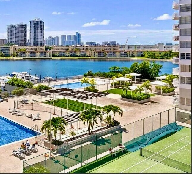 Building Photo - 18041 Biscayne Blvd