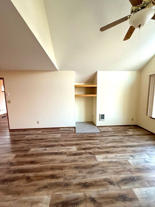 Building Photo - Lovely NE 3 Bedroom Home w/Large Yard & Mowing Included!