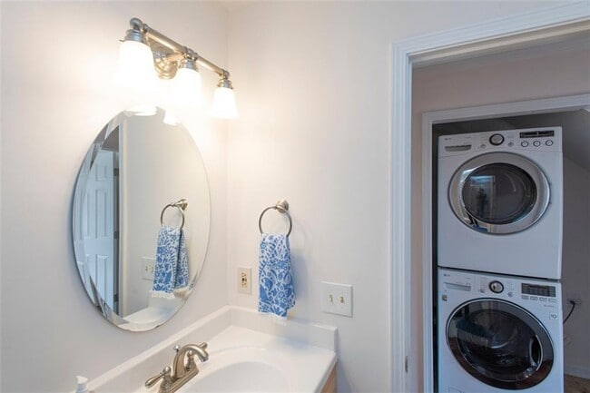 Building Photo - 470 Forestgate Ct