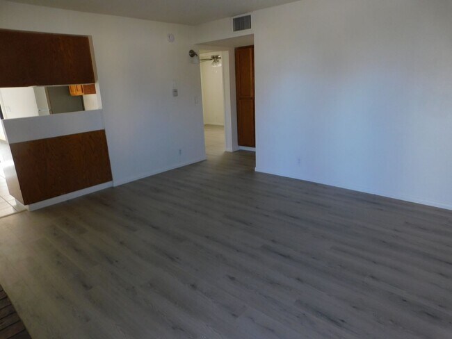 Building Photo - 425 S Sunset St