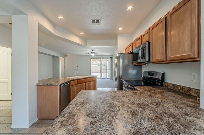 Building Photo - 3 Bed 2 Bath - New Kitchen Appliances\Carp...