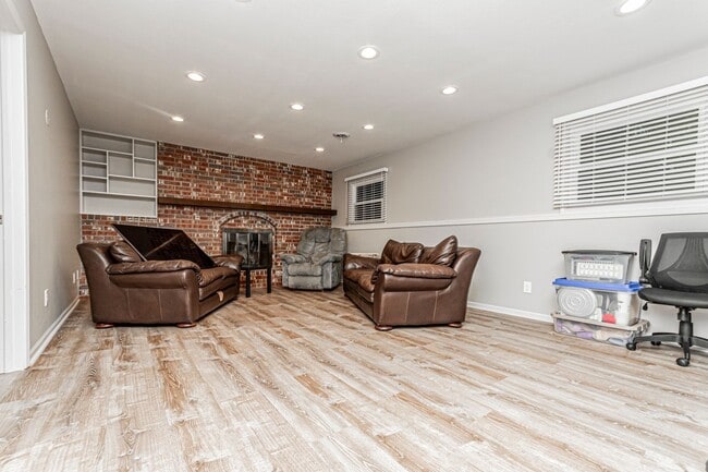 Building Photo - Large deck for entertaining guest or relaxing