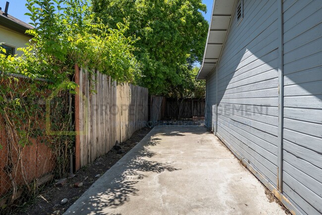 Building Photo - Updated 3-Bed, 2-Bath Bungalow on Spacious...