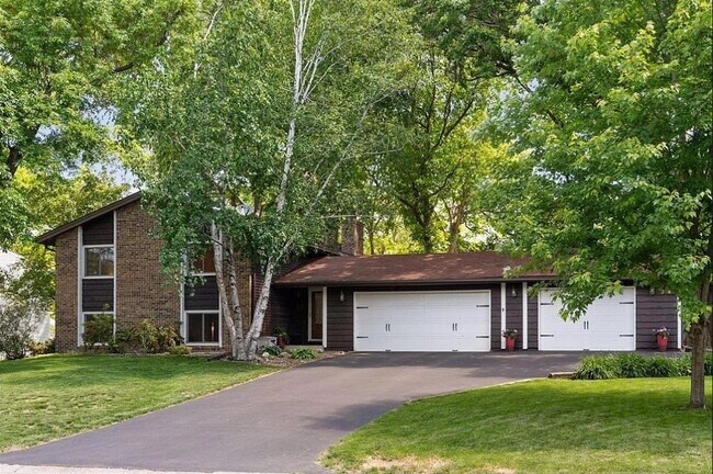 Building Photo - 3160 Walnut Grove Ln N