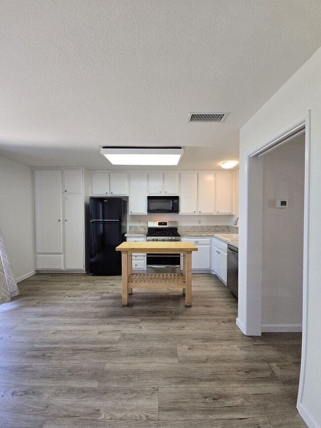 Building Photo - Coastal Living: 2-Bed, 1.5-Bath Townhome w...