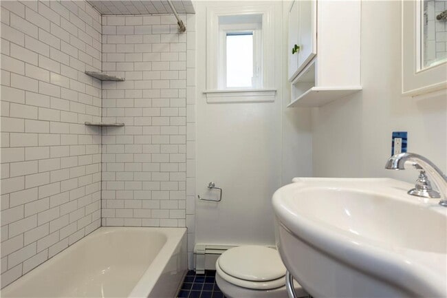 Building Photo - 37 Evergreen St