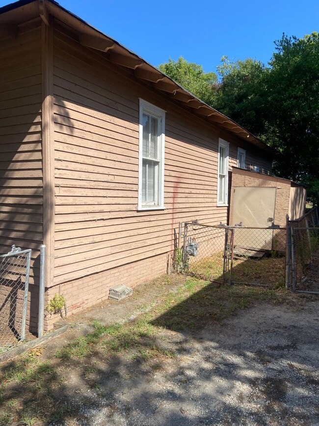 Building Photo - **ON HOLD**3 bedroom/1 bathroom (Great Loc...