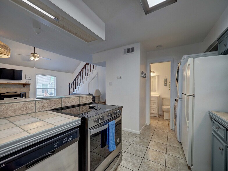 Building Photo - 15201 Leeward Dr