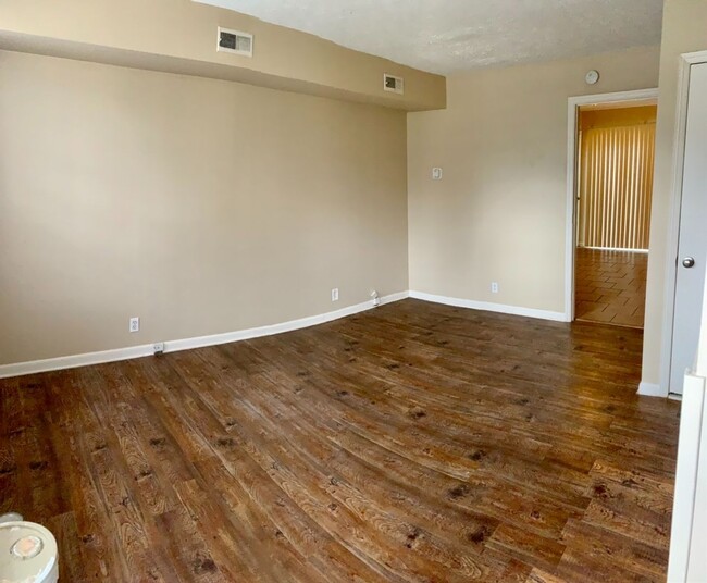 Building Photo - 2 Bedroom 1.5 Bath Duplex near Dan Mills i...