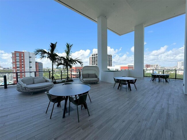 Building Photo - 1642 NE 1st Ave