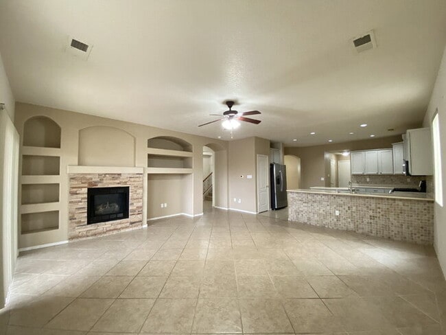 Building Photo - Large 5BR/2Story w/Balcony - Northern Meadows