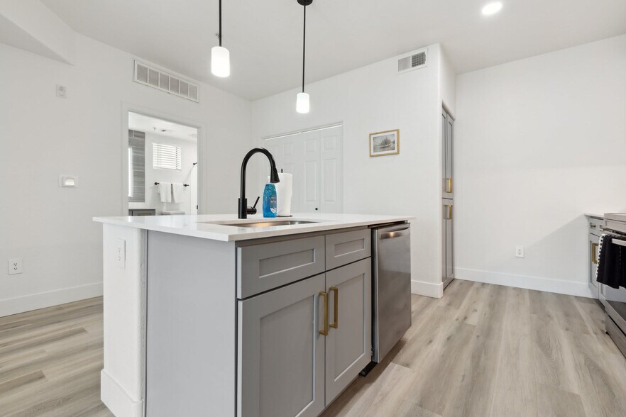 Building Photo - 6610 N 93rd Ave