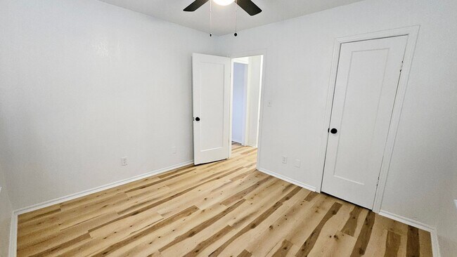 Building Photo - Remodel-Lots of Yard Space-3 Bed/2 Bath