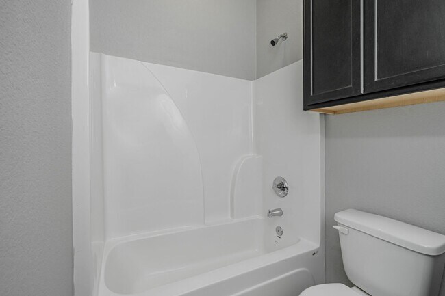 Building Photo - 521 Fallbrook Dr