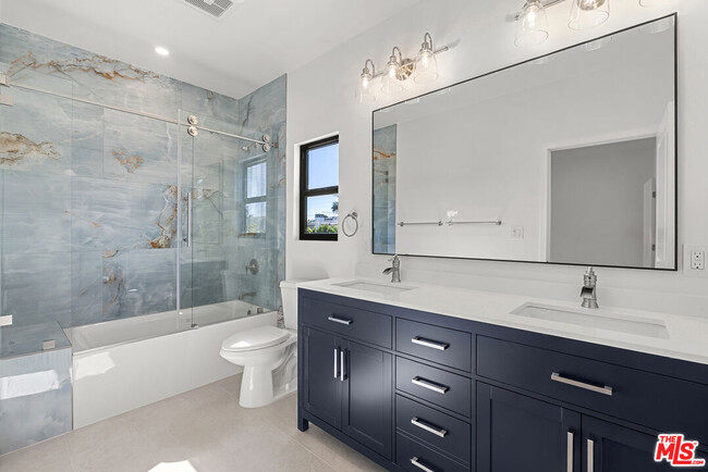 Building Photo - 822 N Orange Grove Ave