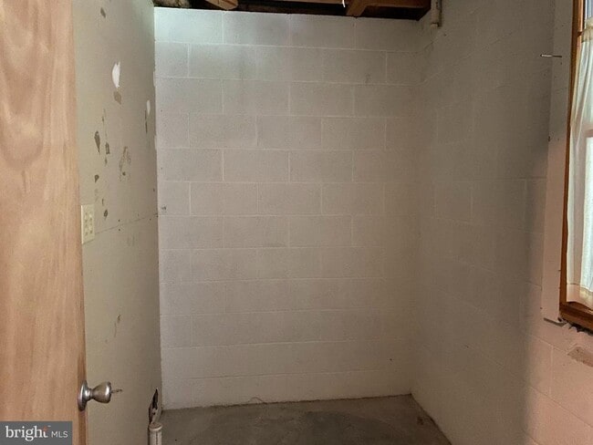 Building Photo - 1909 Back Mountain Rd