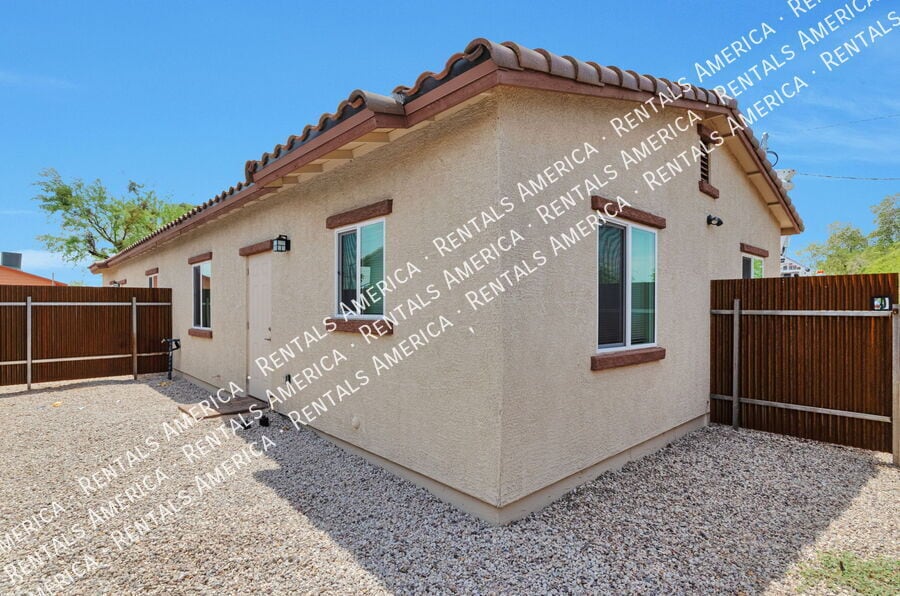 Building Photo - 3727 N Stone Ave