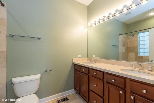 Building Photo - 2 bedroom in Chicago IL 60657