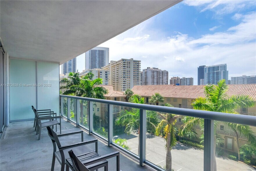 Building Photo - 2602 E Hallandale Beach Blvd