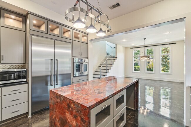 Building Photo - 3610 Oak Forest Dr
