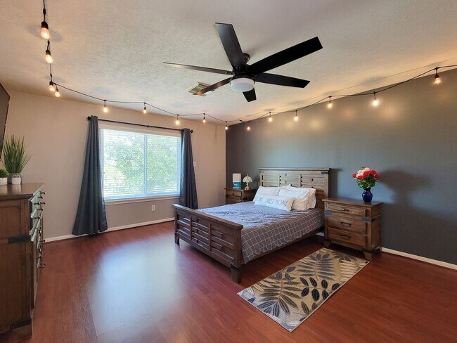 Building Photo - Welcome home to this charming 4-bedroom, 3-bathroom brick house in the desirable Stone Gate commu...