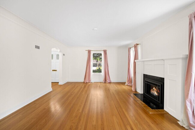 Building Photo - 525 Forest St