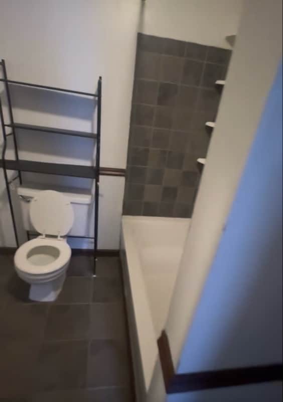 Building Photo - 916 N Sheridan Ave