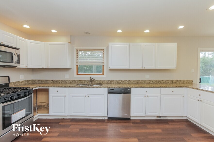 Building Photo - 5144 Oakwood Ct