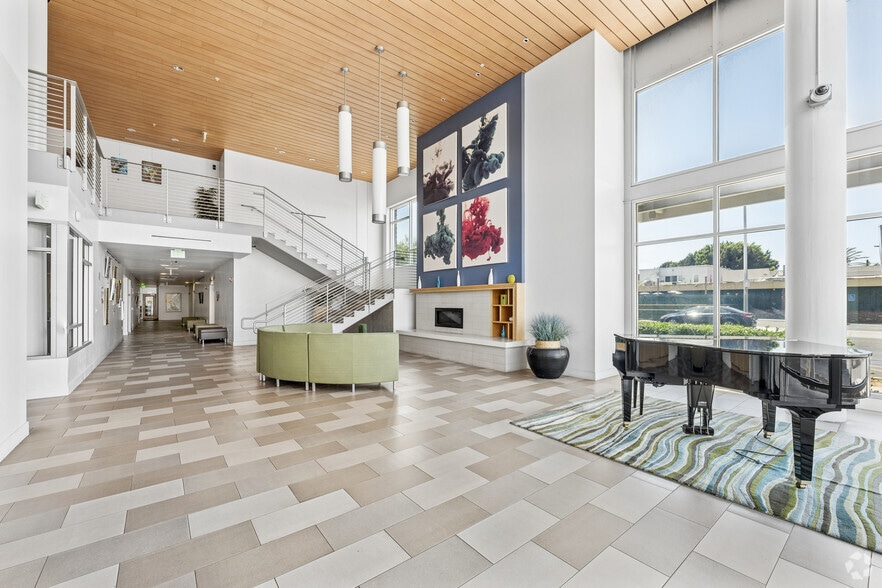Lobby Photo - Long Beach Senior Arts Colony