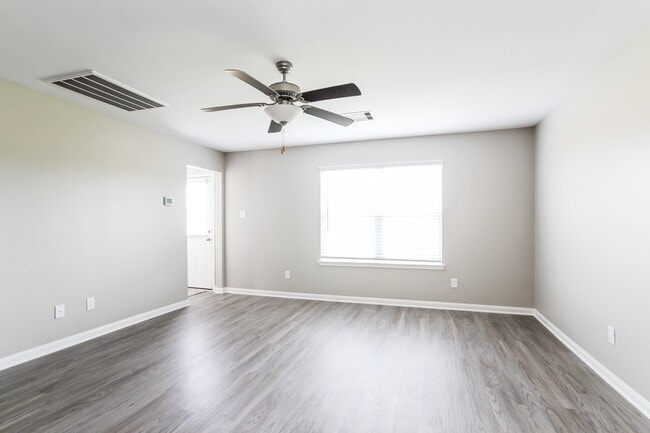 Building Photo - 25213 Dickens Dr