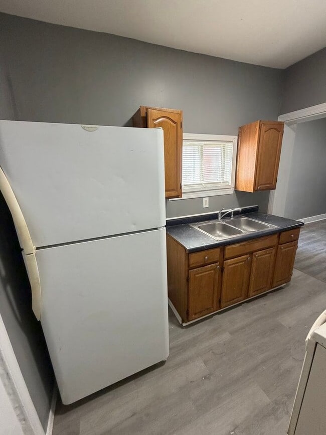 Building Photo - 4 Bedroom House