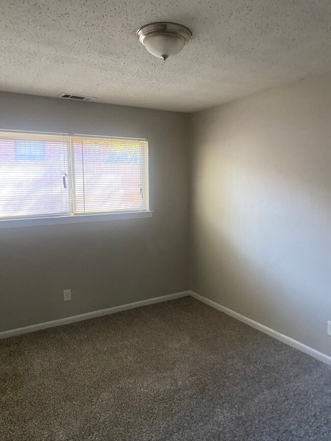 Building Photo - 939 E Red Bird Ln