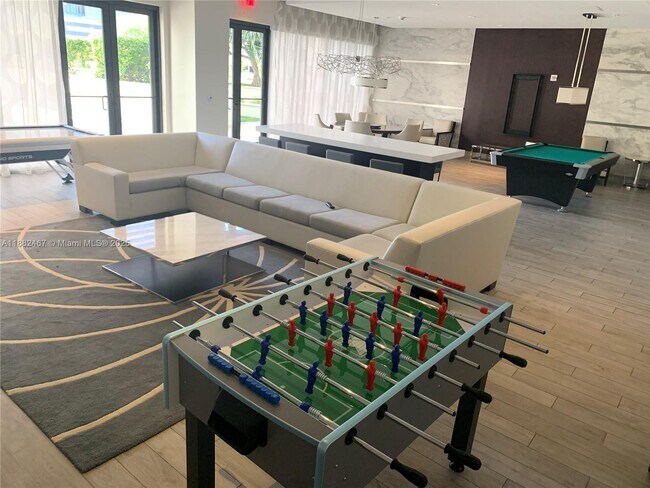 Building Photo - 999 SW 1st Ave