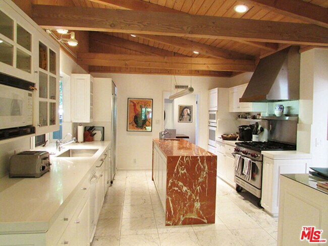 Building Photo - 4031 Hollyline Ave