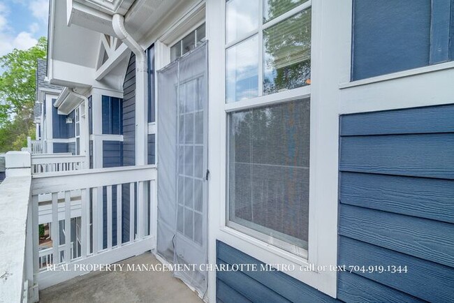 Building Photo - Charming 2 Bed, 2 Bathroom city Retreat Near Uptown Charlotte & Greenway Access