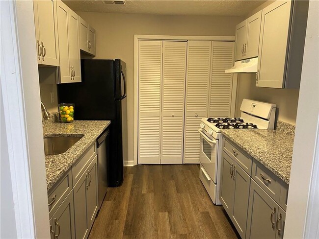 Building Photo - 1607 Augusta Dr