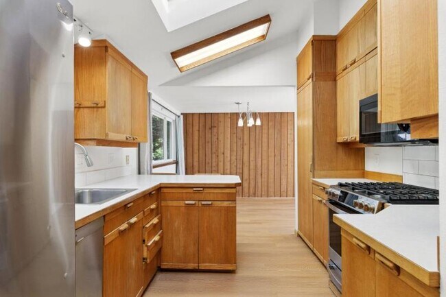 Building Photo - 4 bedroom in Redmond WA 98056