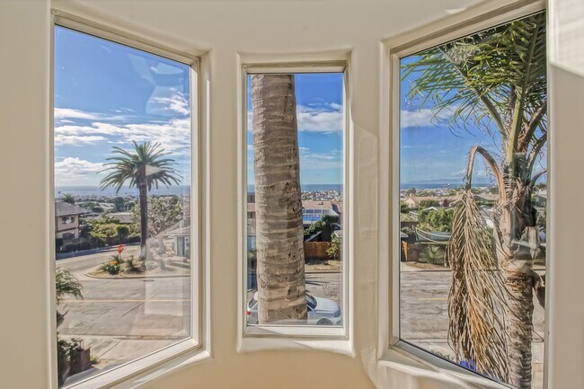 Building Photo - Beautifully Remodeled, 4BR4.5BA Hill Section Home w/ Amazing Panoramic Ocean Views, 3 Decks, Atri...
