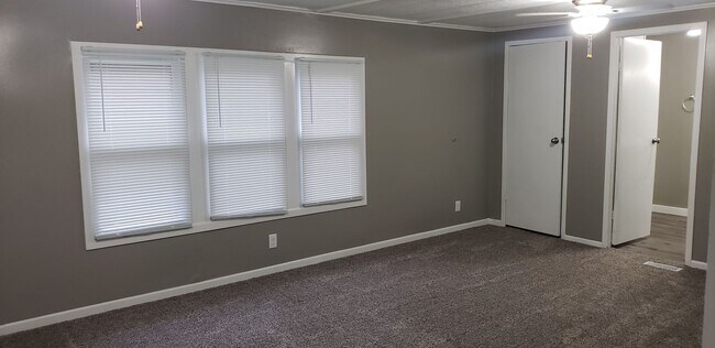 Building Photo - 3 bedroom 2 bath