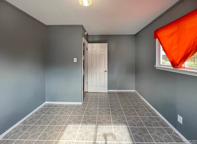 Building Photo - 915 Sams Dr