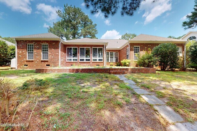 Building Photo - 1140 Greenbriar Dr