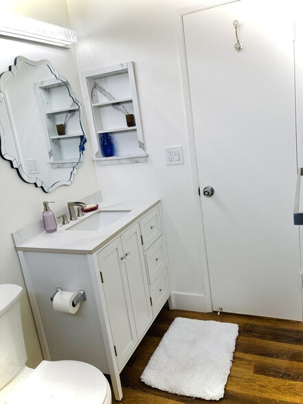 Full Bathroom - 2921 10th St