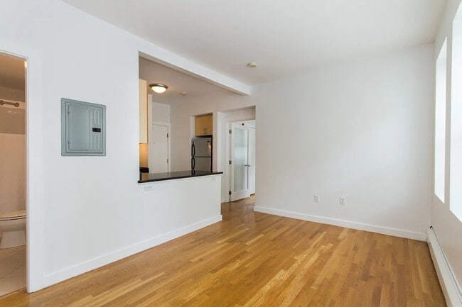 Building Photo - Excellent One Bedroom