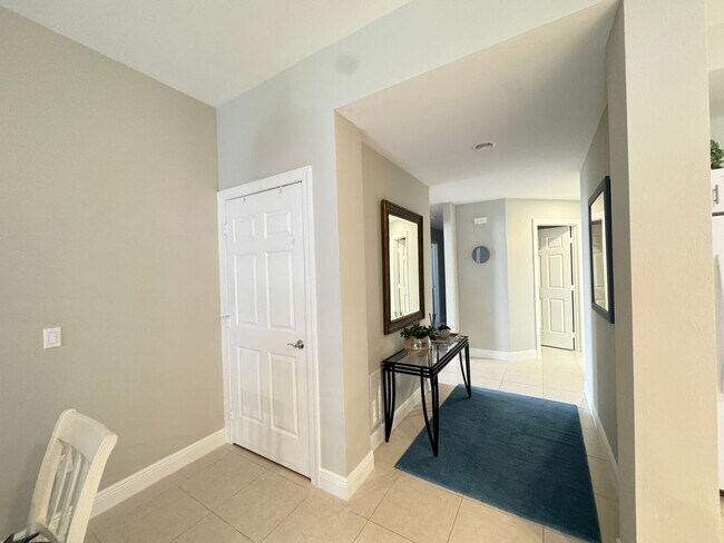 Building Photo - Newly Renovated & Available Now - Furnishe...