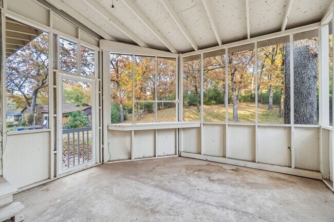 Building Photo - Gorgeous 5 bedroom, 2.5 bath House on a .88 Acre Lot in Fort Smith!